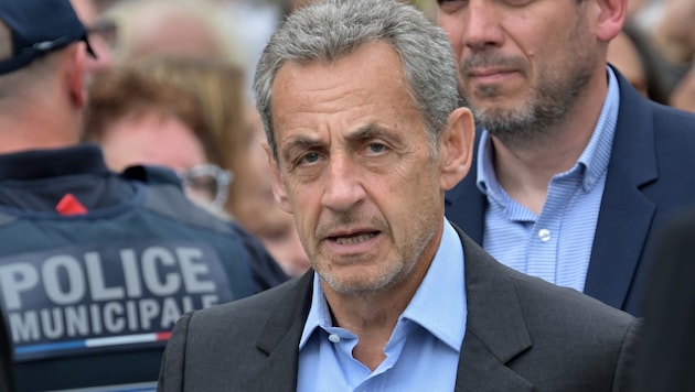 Sarkozy was sentenced to three years in prison for bribery and undue influence. (Bild: APA/AFP/Bertrand GUAY)