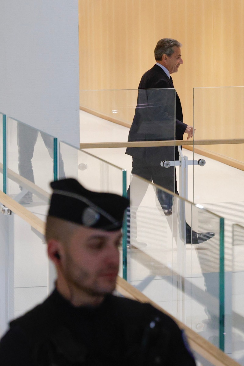 Former French President and defendant Nicolas Sarkozy on the way to his trial in Paris (Bild: APA/AFP/GEOFFROY VAN DER HASSELT)