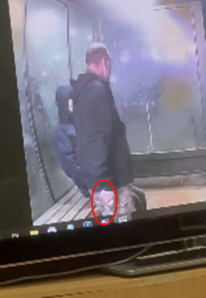 Hier ist ersichtlich, wie der Mann das Messer bereits in der Hand hält.