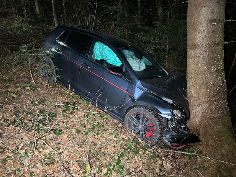 Der Wagen wurde schwer beschädigt. (Bild: ZOOM Tirol)