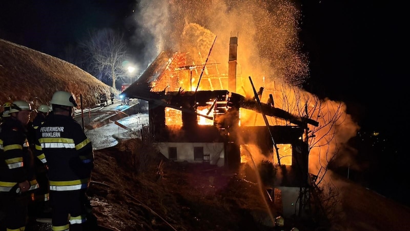 Beim Eintreffen der Feuerwehren stand das Haus schon in Vollbrand. (Bild: FF Winklern)