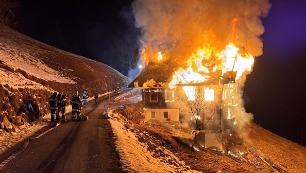 Lichterloh brannte das aus Holz erbaute Bauernhaus im Mölltal. (Bild: FF Winklern)