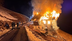 Lichterloh brannte das aus Holz erbaute Bauernhaus im Mölltal. (Bild: FF Winklern)