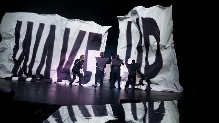 „Believe“, „Wake up“, „Truth“ stehen in riesigen Lettern auf der Bühne