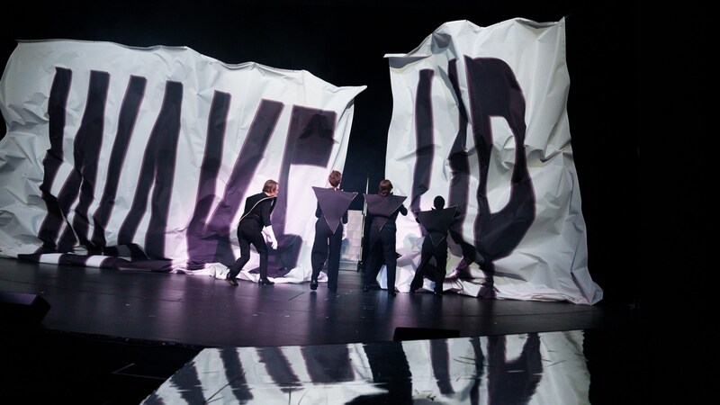 "Believe", "Wake up", "Truth" are written in huge letters on the stage (Bild: lex Karelly)