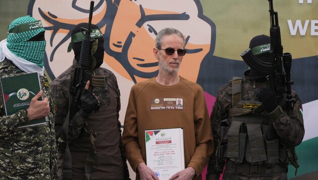 Ohad Ben Ami looks gaunt and weakened on his release. (Bild: APA/Associated Press)