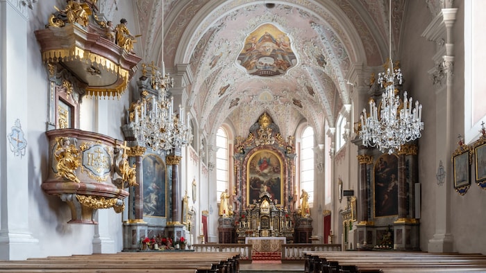 Zahlreiche Marienbildnisse zieren das Innere des Gotteshauses.