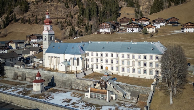 The church and monastery rise majestically above Maria Luggau. (Bild: Arbeiter Dieter)