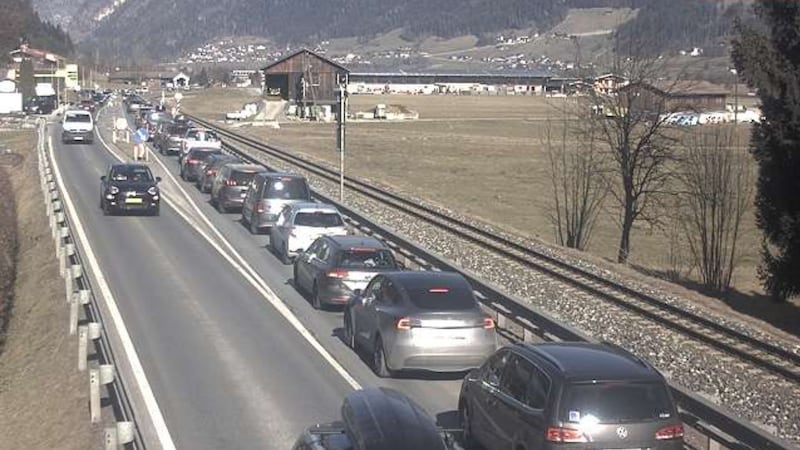 Stau auch auf der Zillertalstraße. (Bild: Land Tirol Webcam)