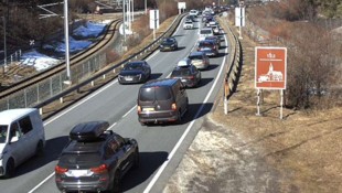 Stau auch auf der B179 – hier kurz vor dem Grenztunnel Füssen bei Vils in Richtung Deutschland.