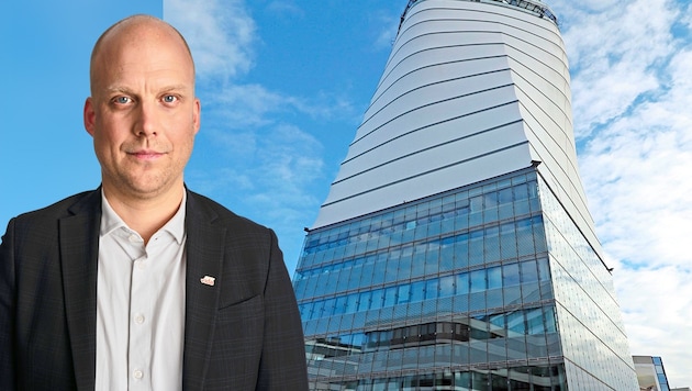 Daniel Liebhart ist seit 16 Jahren Fluglotse am Tower in Schwechat. (Bild: Krone KREATIV/Reinhard Holl, Daniel Liebhart)