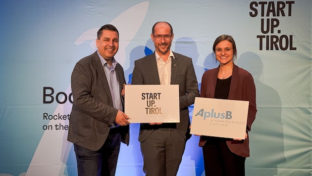 Marcus Hofer (li.), der GF von Startup.Tirol und der Standortagentur, mit dem für Wirtschaft zuständigen Landesrat Mario Gerber und Lisa Spöck, der Prokuristin von Startup.Tirol, beim zweiten „Startup.Tirol Demo Day“. (Bild: Standortagentur Tirol)