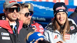 Mirjam Puchner (re.) zitterte im Ziel mit Bruder Joachim (li.) und Max Franz. (Bild: Birbaumer Christof)