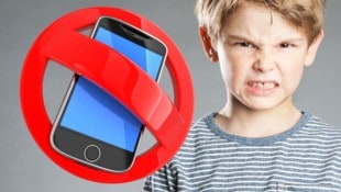 Kärntens Volksschüler müssen sich in den Bildungseinrichtungen künftig von ihren Smartphones verabschieden. (Bild: thinkstockphotos.com, krone.at-Grafik)