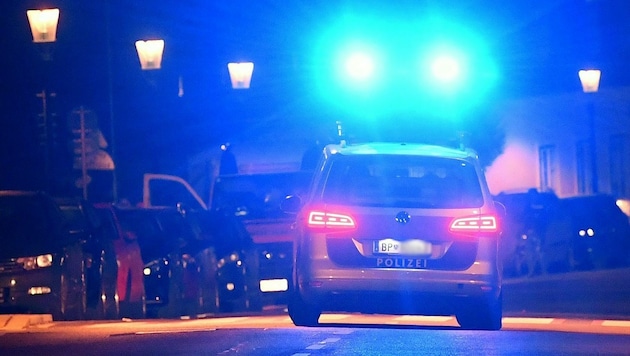 Die Innsbrucker Polizei ermittelt nach der nächtlichen Attacke (Symbolbild).  (Bild: APA/HELMUT FOHRINGER)