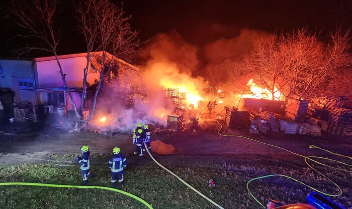Starke Windböen sorgten für eine rasche Brandausbreitung.