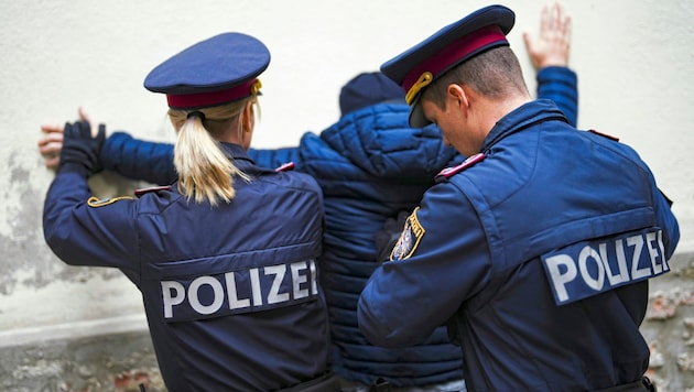 Die Polizei ist gut ausgebildet und rasch zur Stelle. Sie kann jedes zweite Verbrechen aufklären. Das ist mehr als früher. (Bild: APA/EVA MANHART / APA / picturedesk.com)