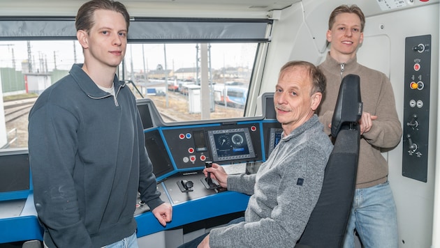 Father Johann Spindelberger was able to pass on his enthusiasm for the train driving profession to his sons Daniel (left) and Marco: "It's a responsible job!" (Bild: ÖBB/Haslinger)