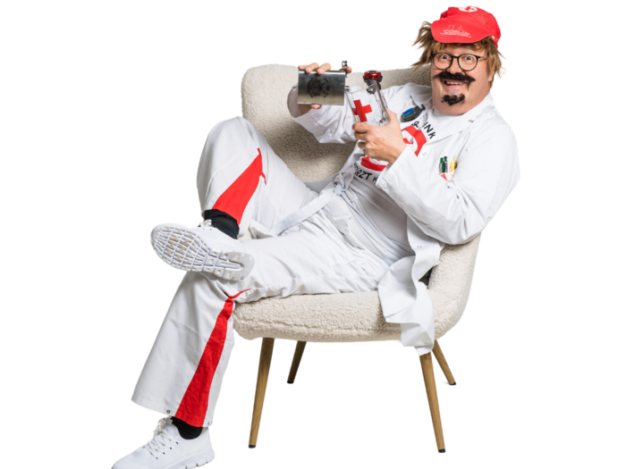 Hannes Schöffmann als bissiges Schandmaul Dr. Janos