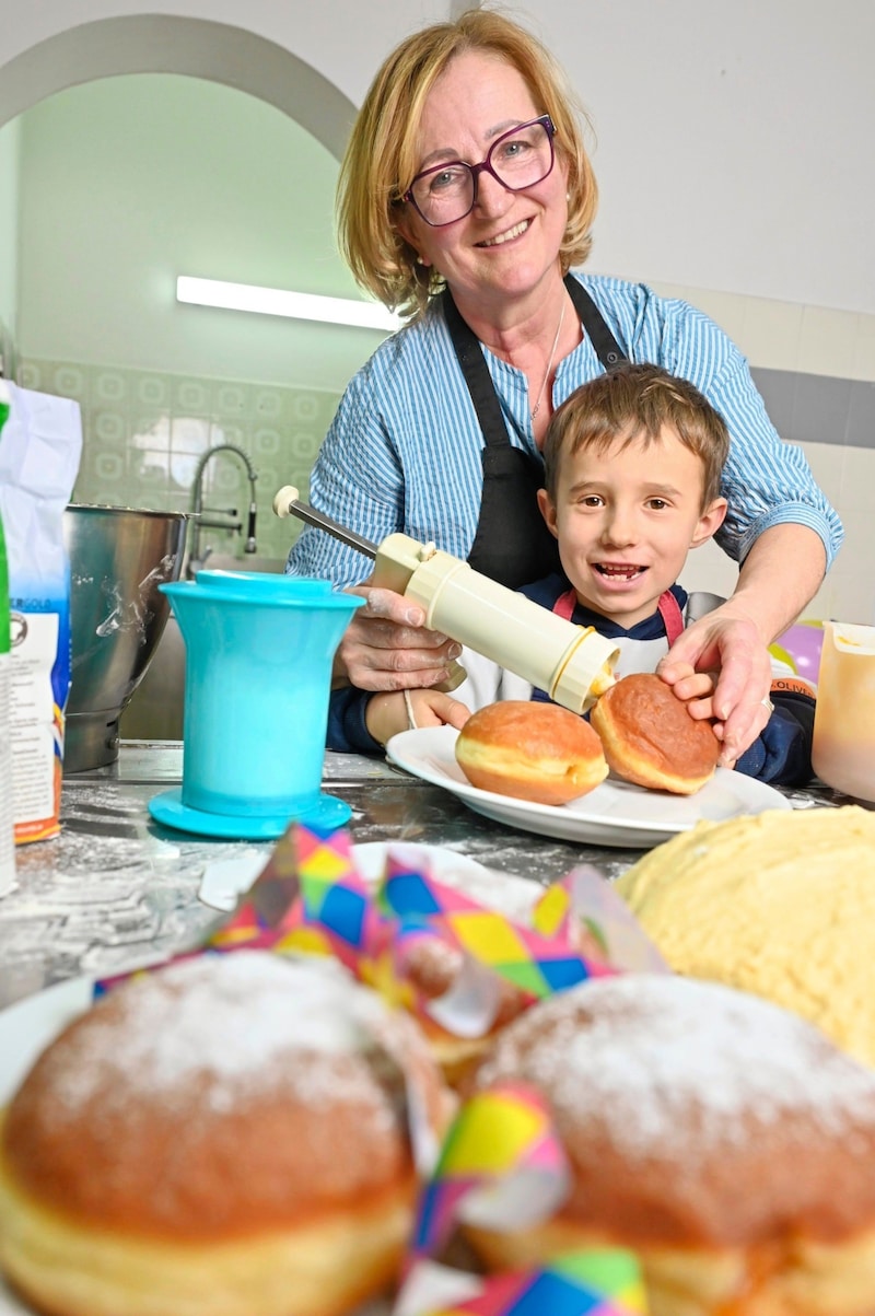 Together with grandson Xaver, Marlies Ruhdorfer spends a lot of time in the kitchen during the carnival season. (Bild: Evelyn Hronek)