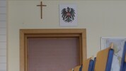 Kreuz und Bundesadler müssen in allen Schulklassen hängen. (Symbolbild)