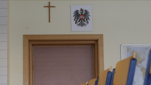 Kreuz und Bundesadler müssen in allen Schulklassen hängen. (Symbolbild) (Bild: Evelyn Hronek/Evelyn Hronek Kamerawerk)