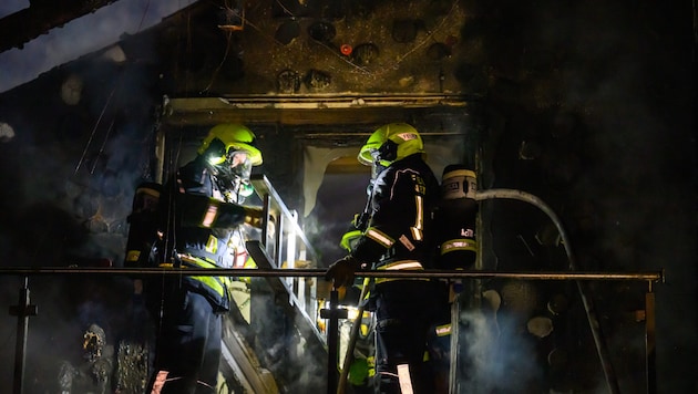 Firefighters battled the flames. (Bild: Werner Kerschbaummayr)