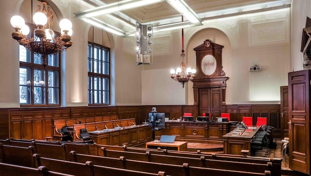 The four defendants took their seats in the jury courtroom at Ried Regional Court (Bild: Pressefoto Scharinger/Daniel Scharinger/Pressefoto Scharinger © Daniel Scharinger)