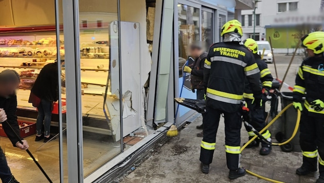 The glass front has been destroyed. (Bild: FF Traun)