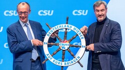 Friedrich Merz (CDU) und Markus Söder (CSU) schwören ihre Anänger auf die heiße Wahlkampfphase ein und wollen weiterhin Teil der „Brandmauer“ gegen die AfD sein. (Bild: APA/AFP/ARMIN WEIGEL)