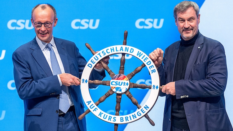 Friedrich Merz (CDU) und Markus Söder (CSU) schwören ihre Anänger auf die heiße Wahlkampfphase ein und wollen weiterhin Teil der „Brandmauer“ gegen die AfD sein. (Bild: APA/AFP/ARMIN WEIGEL)