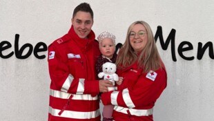 Janet und Thomas sind sich im Rettungsdienst nähergekommen, nun haben sie eine Tochter und heiraten im Mai. (Bild: OÖRK/Braunau)