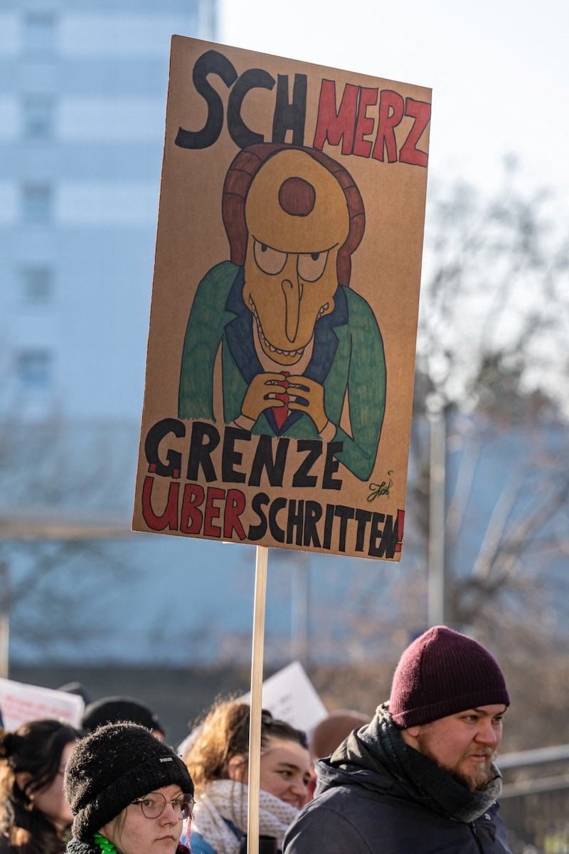 Am Rande des CSU-Parteitages kam es zu Protesten gegen Rechts und Friedrich Merz. (Bild: APA/AFP/ARMIN WEIGEL)