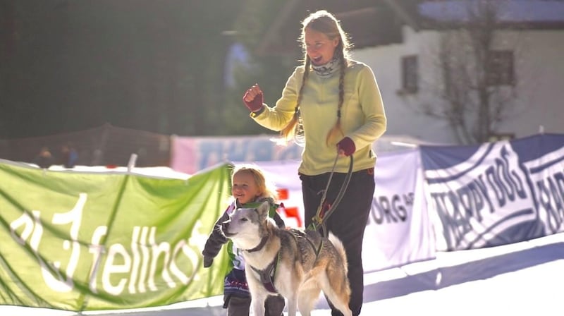 Joy for the little ones: Hannah is only three years old. She was the youngest child to take part in the snowshoe race with a sled dog. (Bild: Scharinger/Hatheuer)