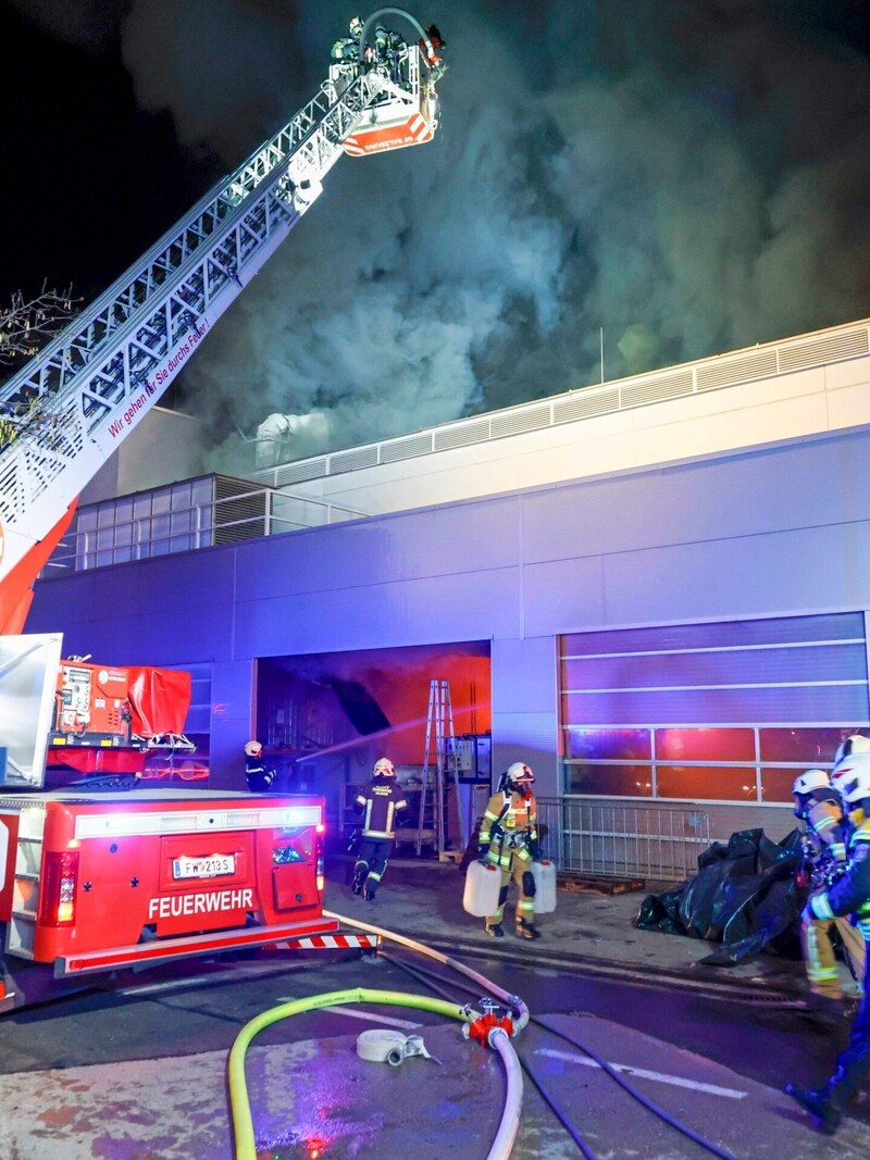 125 Feuerwehrleute kämpften gegen die Flammen. (Bild: Markus Tschepp)