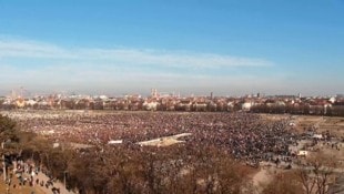 Die Menge war deutlich größer als erwartet: In München hat auf der Theresienwiese unter dem Motto „Demokratie braucht Dich!“ eine Kundgebung stattgefunden.  (Bild: wiesn.tv I Livecam)