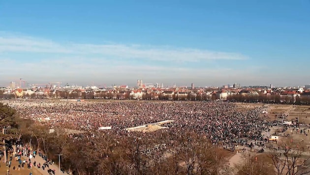 The crowd was significantly larger than expected: In Munich, a rally took place on the Theresienwiese under the slogan "Democracy needs you!". (Bild: wiesn.tv I Livecam)