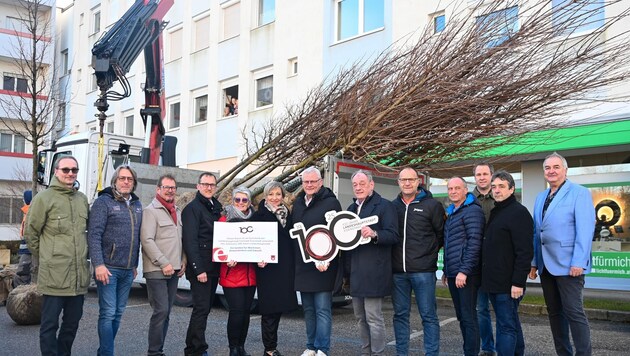 Vertreter aus allen Gemeinden des Bezirkes Mattersburg erhielten einen Jubiläumsbaum überreicht. (Bild: Freistadt Eisenstadt)