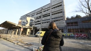 Donnerstagnacht passierte das schreckliche Unglück in Kaltenleutgeben (NÖ). Die „Krone“ begleitete die Mama von Caroline auf der Spurensuche.  (Bild: Imre Antal)