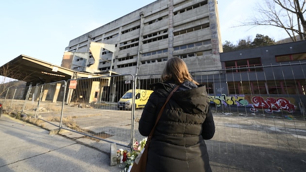 Donnerstagnacht passierte das schreckliche Unglück in Kaltenleutgeben (NÖ). Die „Krone“ begleitete die Mama von Caroline auf der Spurensuche.  (Bild: Imre Antal)