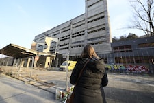 Donnerstagnacht passierte das schreckliche Unglück in Kaltenleutgeben (NÖ). Die „Krone“ begleitete die Mama von Caroline auf der Spurensuche.  (Bild: Imre Antal)