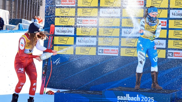 Breezy Johnson (right) celebrates with Mirjam Puchner. (Bild: Birbaumer Christof)