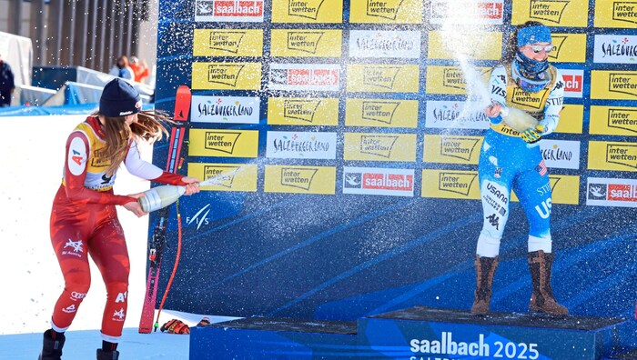 Breezy Johnson (re.) feiert gemeinsam mit Mirjam Puchner.