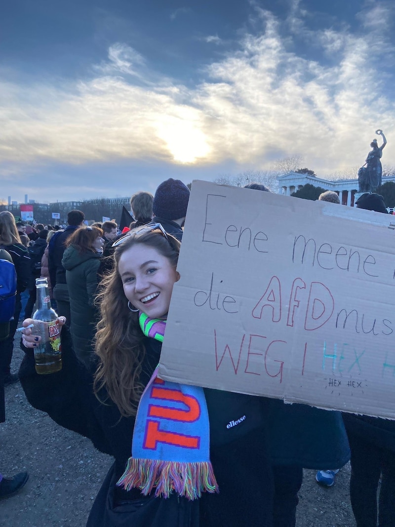 Numerous young demonstrators gathered on the Theresienwiese to express their displeasure at the AfD with sometimes humorous poster slogans. (Bild: Antonia Beck)