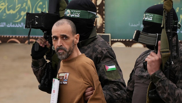 Eli Sharabi on his way to freedom (Bild: APA/AP)