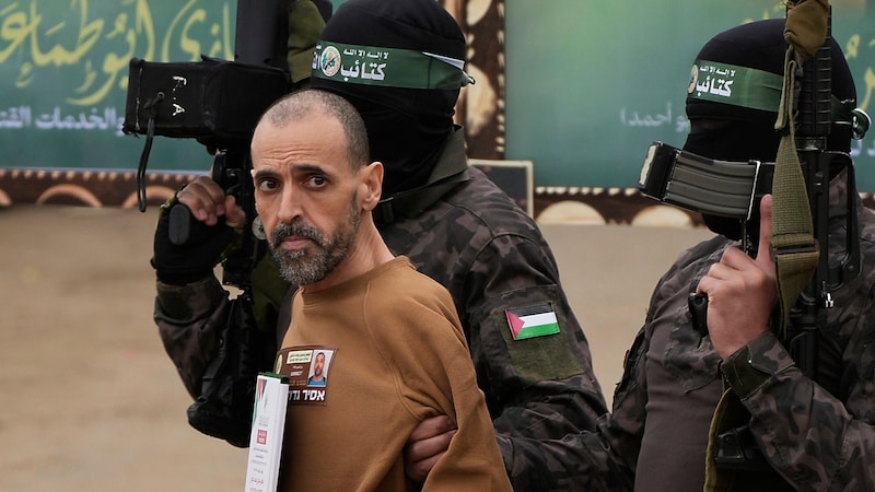 Eli Sharabi on his way to freedom (Bild: APA/AP)