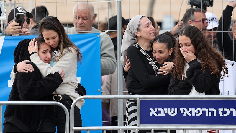 Tears of joy for the relatives (Bild: APA/AFP/Jack GUEZ)