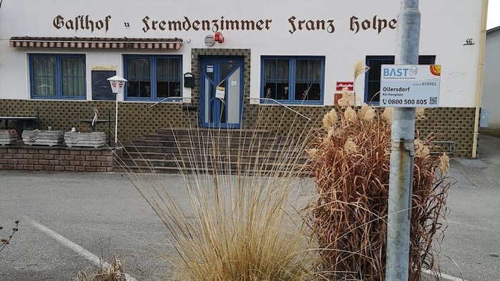 Vor dem Betrieb gibt es praktischerweise sogar eine BAST-Haltestelle.