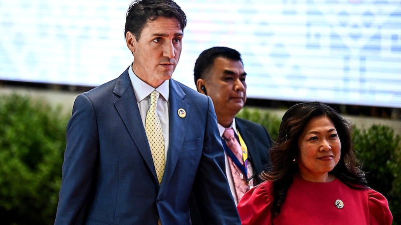 Kanadas Premier Justin Trudeau mit seiner Handelsministerin Mary Ng (Bild: APA/AFP/NHAC NGUYEN)