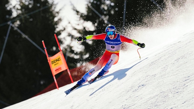 Titelverteidiger Marco Odermatt ist in der Abfahrt der große Favorit auf die Goldene. (Bild: APA/AFP/DIMITAR DILKOFF)